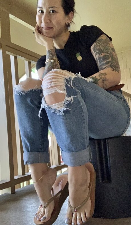 kim kisses foot goddess modèle parfait photos