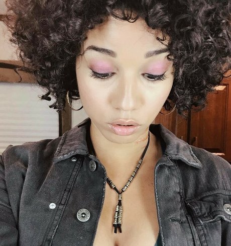 Alisha Wainwright haut modèle galerie