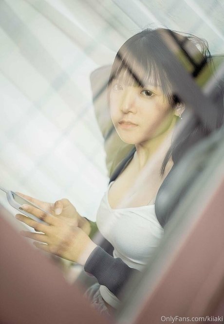 pikiichu modèle nu photo