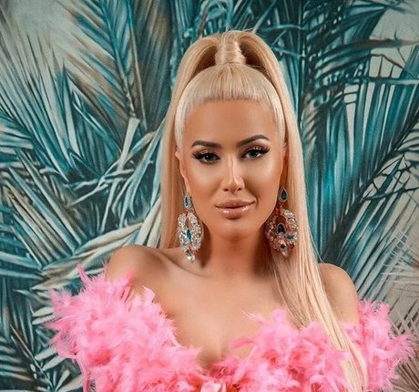 Blanche Summer modèle magnifique img