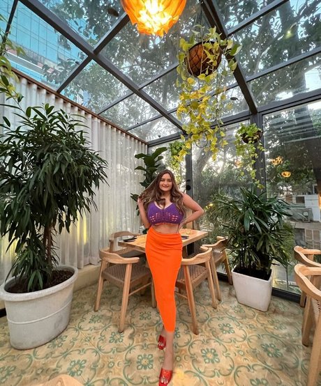 Sonali Malhotra top star des photos