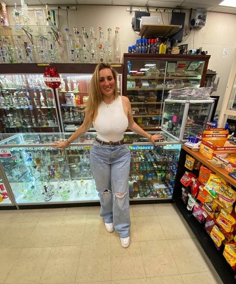 fille courbée dà côté onlyfans belle hd archive