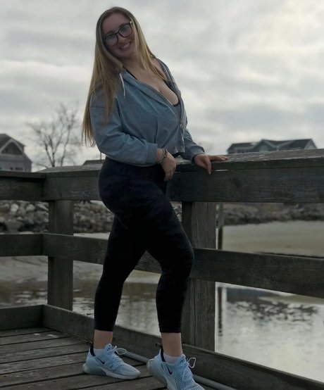 Angelina C star du porno parfaite image