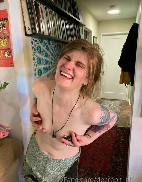 Decrepit plant actrice img