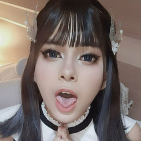 peachykellie étoile nue galeries