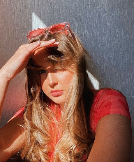 Helayna Birkett star du porno en haute qualité photos