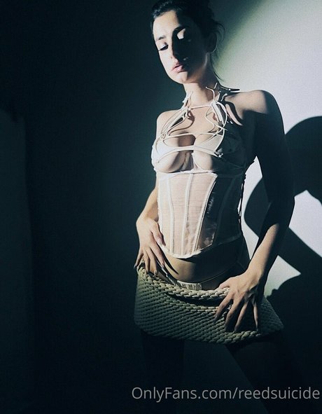 Reedsuicide modèle adulte photos
