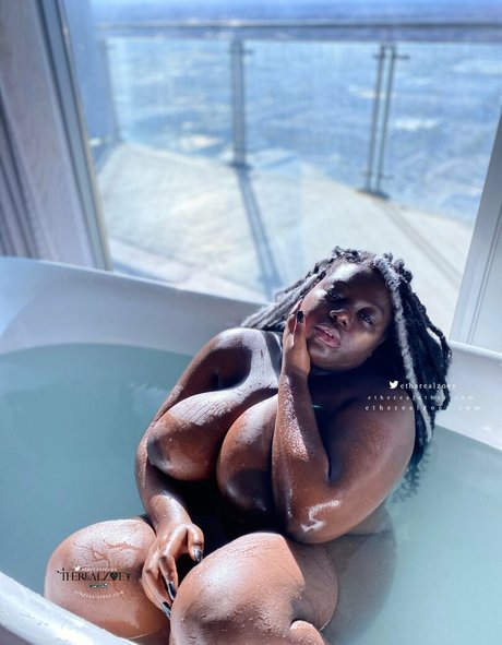 therealzoey étoile sexy image