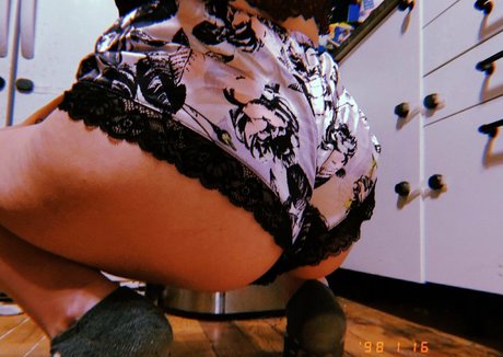 milf aux cheveux noirs onlyfans nus xxx images