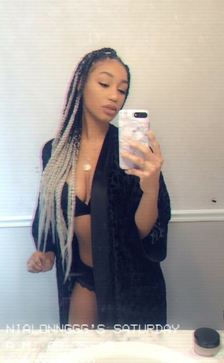 Nia Simone haut modèle image