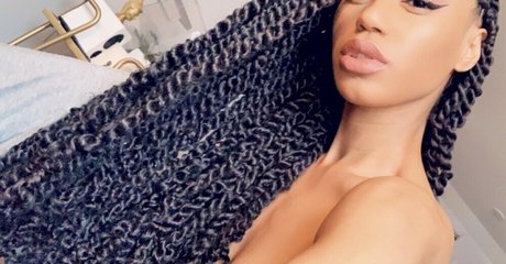 fille courbée dà côté onlyfans pornographique hd des photos