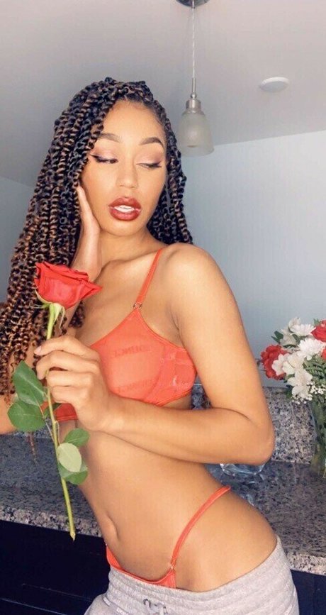 Nia Simone modèles nus archive