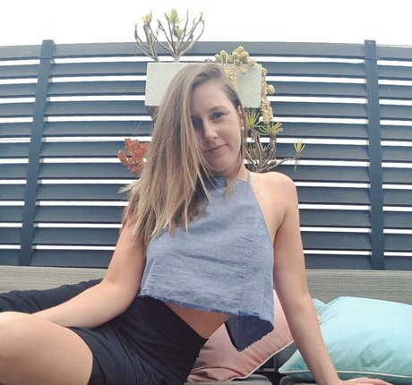 Elizabeth Height star du porno de haute qualité images