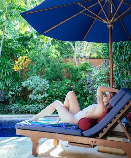 Karen Bachini modèle chaud img