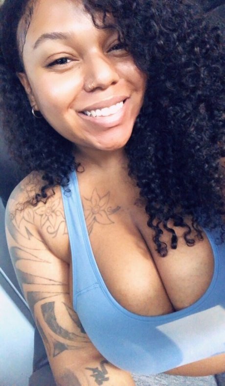 BadGyalGoodLife modèle érotique des photos