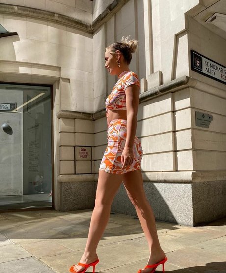 Millie Court art de star du porno collection