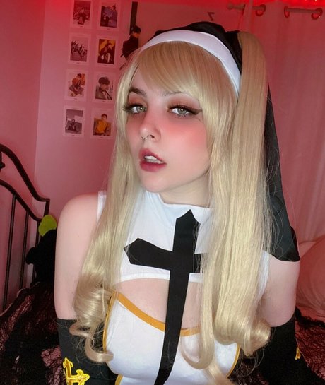 blonde aux petits seins onlyfans pornographique chaud des photos