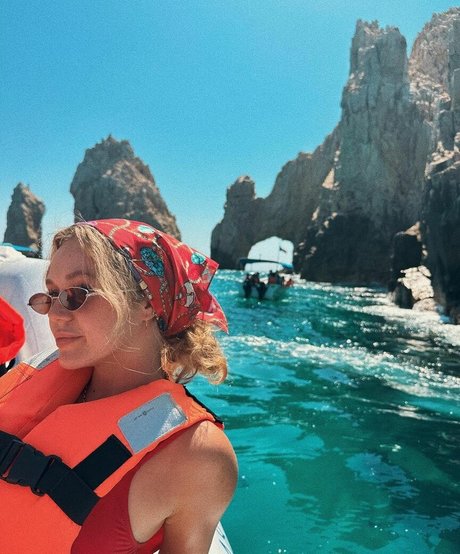 Brec Bassinger actrice pornographique collection