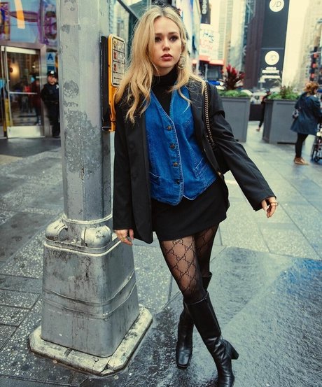 Brec Bassinger star du porno sympa image