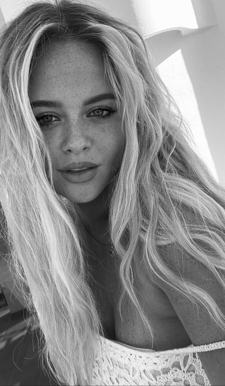 Emily Atack étoile photos