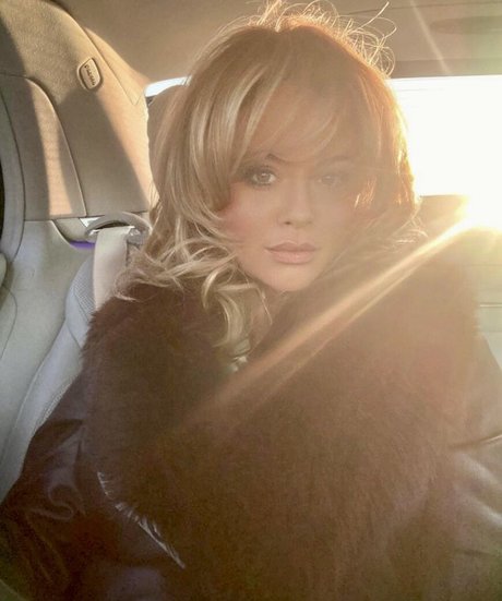 Emily Atack actrice de nus image