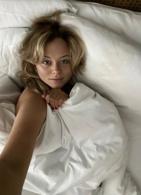 Emily Atack modèle de sexe collection