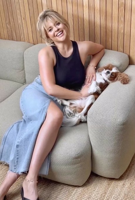 Emily Atack haut de star du porno galeries