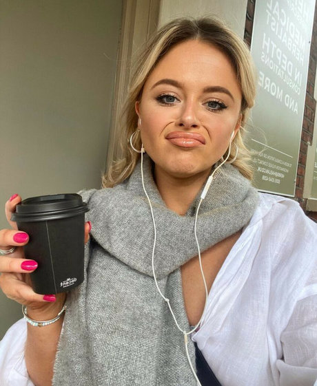 Emily Atack modèle pornographique collection