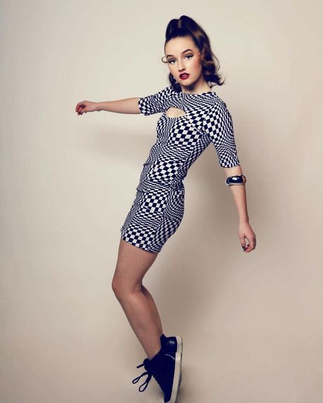 Kaitlyn Dever star du porno de haute qualité photo