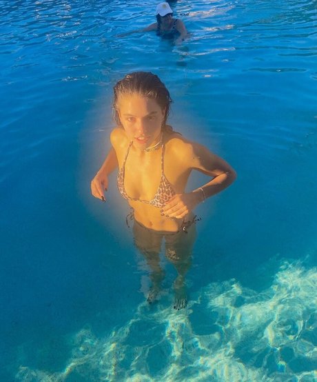 infirmière brune onlyfans adulte chaud image