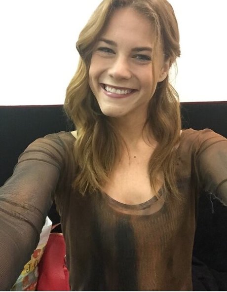 Courtney Hope actrice chaude collection