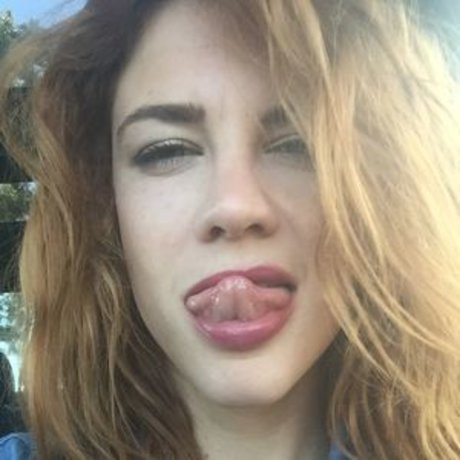 Courtney Hope étoile nue photo