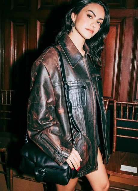 Camila Mendes nus star du porno images