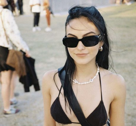 Camila Mendes modèle de sexe galerie