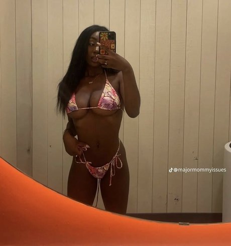 Majormommyissues actrice de nus photos