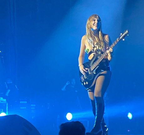 Victoria De Angelis actrice porno image