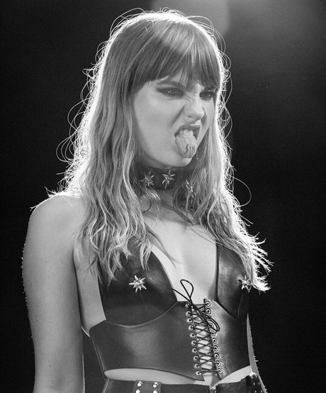 Victoria De Angelis étoile érotique image