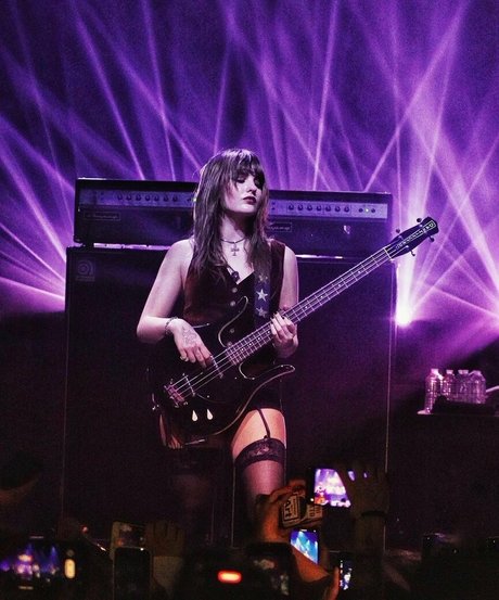 Victoria De Angelis star du porno des photos