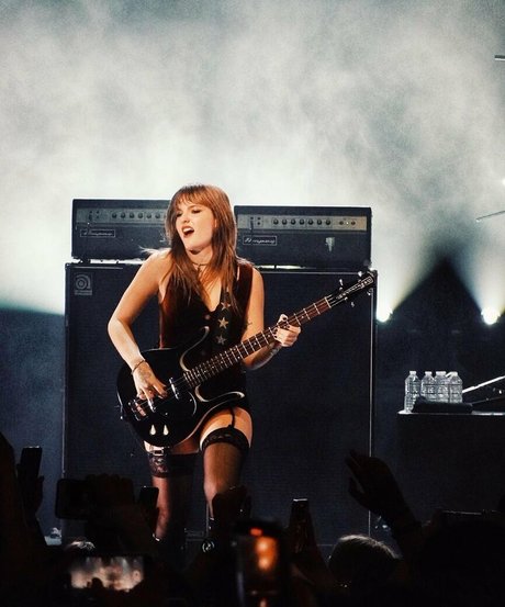 Victoria De Angelis star du porno chaud galeries