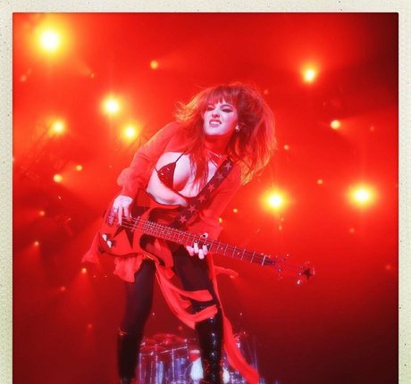 Victoria De Angelis modèle érotique collection