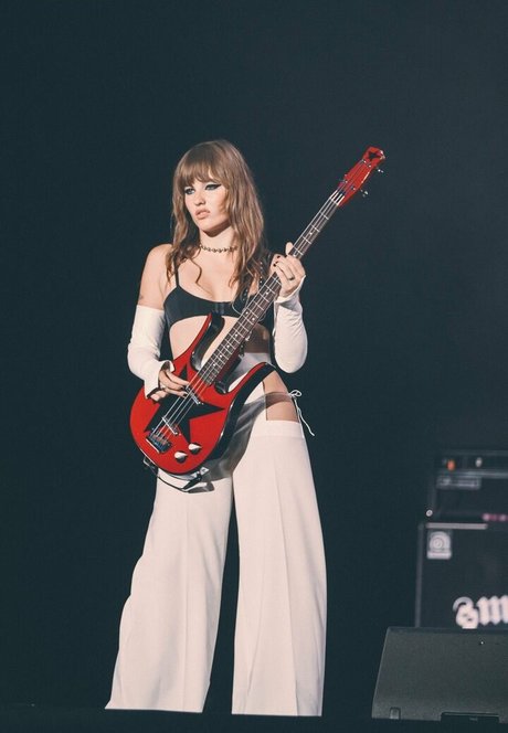 Victoria De Angelis étoile érotique photo