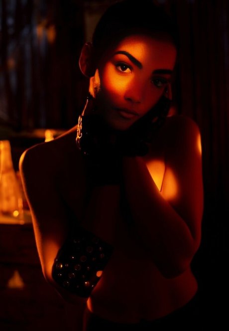 enceintes nues onlyfans très chaud image