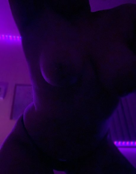 saberthot modèle nu image