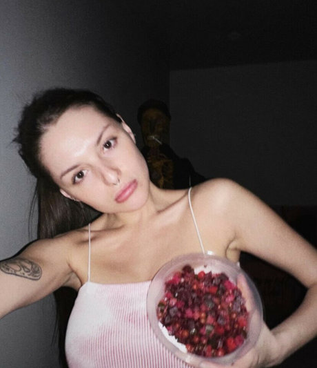 fille courbée dà côté onlyfans nu de haute qualité collection