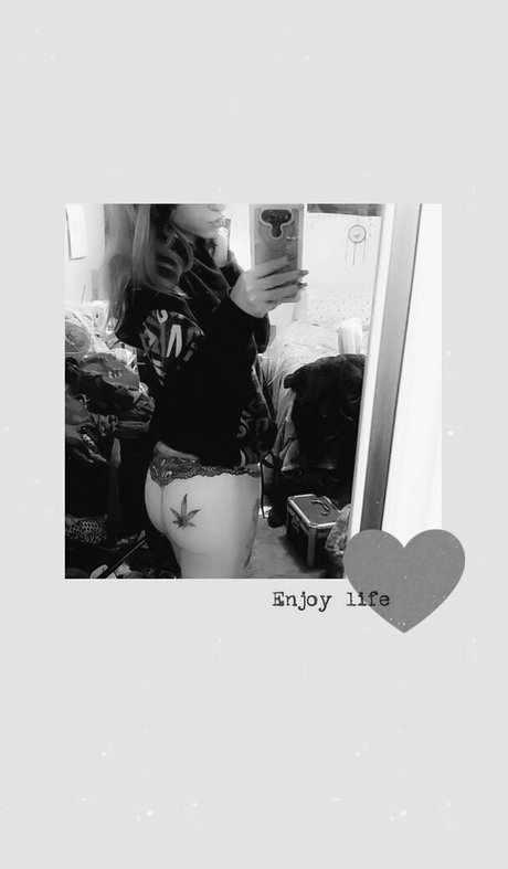 esclave des pieds onlyfans chaud et sexy image