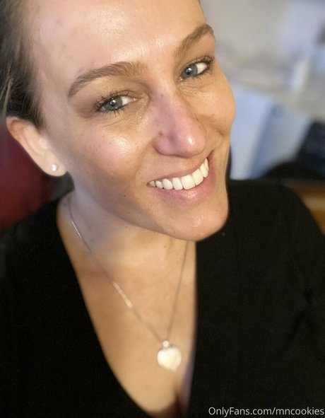 brune aux gros seins onlyfans meilleur gratuit image