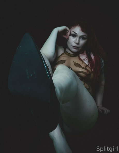 fille courbée dà côté onlyfans beau images