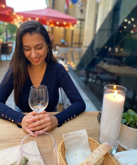 Gulia actrice libre des photos