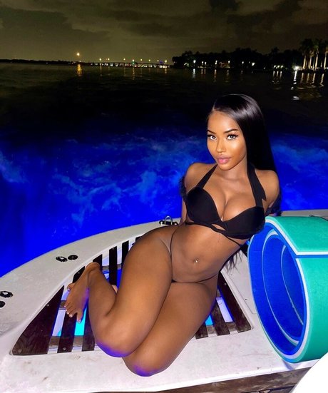 Ninarari modèle magnifique des photos