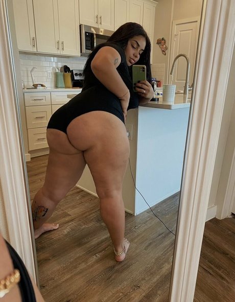 milf aux cheveux noirs onlyfans beau nu des photos